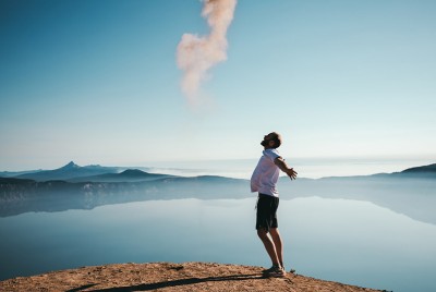 άνδρας σκέφτεται τους πέντε μύθους για την ευτυχία