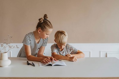 παιδιά γράφουν με το χέρι και γίνονται εξυπνότερα