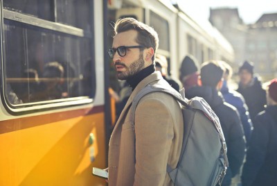 άνδρας βιώνει το φαινόμενο του αμέτοχου παρατηρητή (bystander effect)