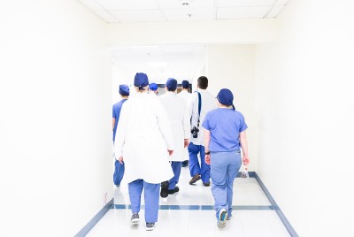 μια ομάδα γιατρών και νοσηλευτών που μάχονται την νόσο COVID-19 με αυξημένα συμπτώματα ψυχικού τραύματος