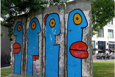 τέχνη από τον Thierry Noir στο τείχος του Βερολίνου