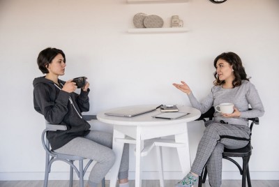δύο γυναίκες δεν μιλάνε μόνο για την ψυχική υγεία αλλά ρωτάνε, ακούνε και πράττουνε