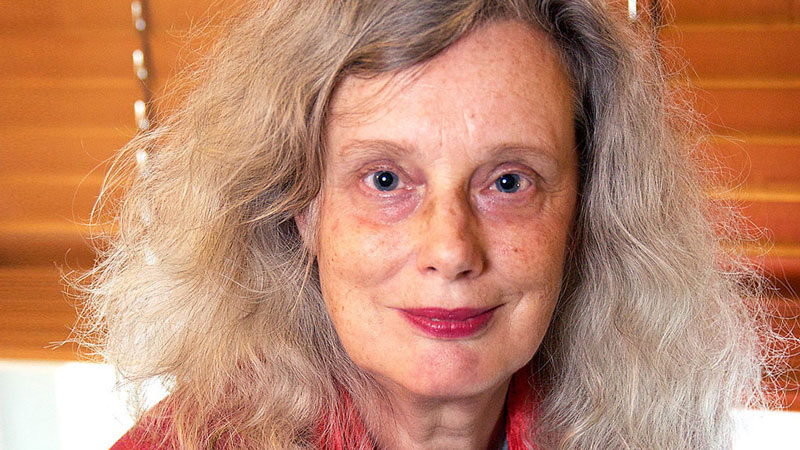 η Emmy Van Deurzen κοιτάει το φακό