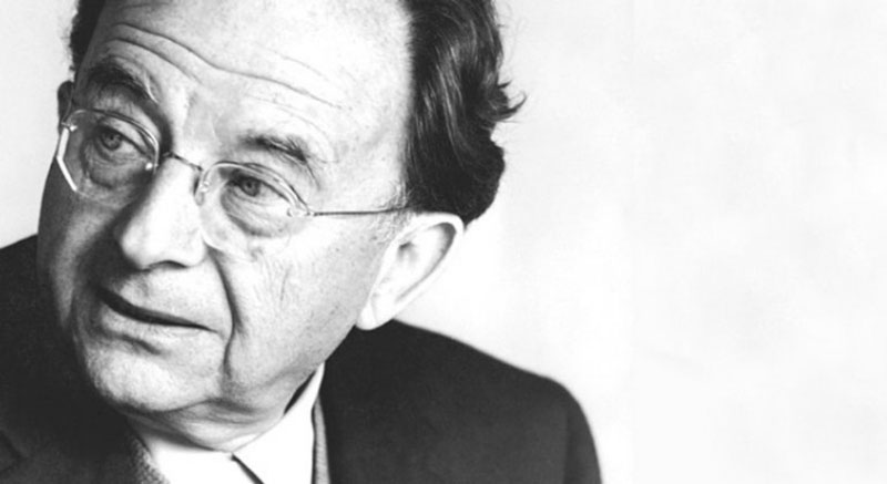 o Erich Fromm στρέφει το κεφάλι του δεξιά