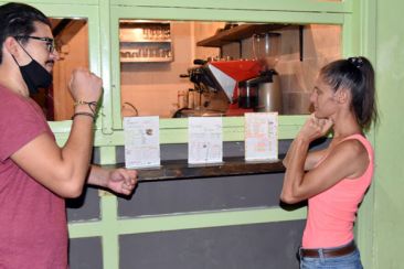 Η διαφορετική καφετέρια στη Θεσσαλονίκη: Στηρίζει τα κωφά άτομα και σου μαθαίνει τη νοηματική