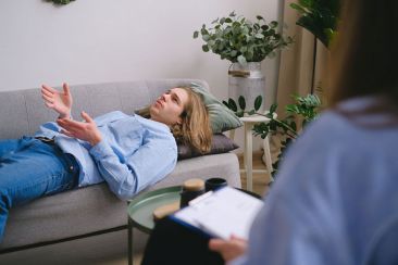 Τι είναι η Κλινική Ύπνωση, πώς λειτουργεί θεραπευτικά και σε ποιες δυσκολίες μπορεί να βοηθήσει; 