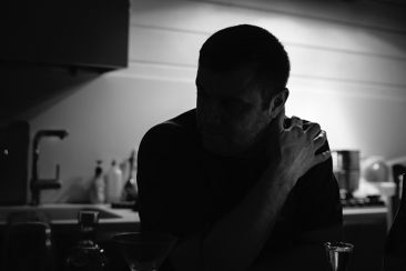 Μελέτη: Τα «κρυφά» προβλήματα της πανδημίας – Αυξήθηκαν οι θάνατοι από αλκοόλ