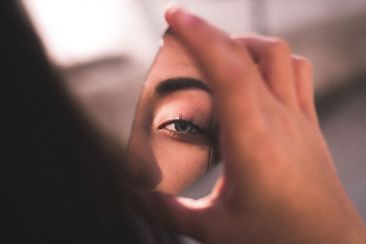 Ο ναρκισσισμός επηρεάζει αρνητικά τη συμμόρφωση με τα μηνύματα δημόσιας υγείας