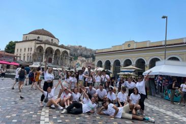 Οι νέοι ενώνουν τα χέρια και χορεύουν για το περιβάλλον