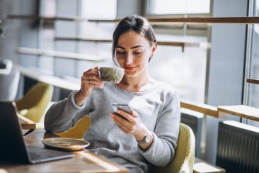 Πάσχουμε όλοι από nomophobia: Πόσο άλλαξαν τον εγκέφαλό μας τα 15 χρόνια του iPhone