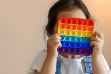 «Popping toys»: η τελευταία μόδα στα fidget παιχνίδια μπορεί να μειώνει το στρες σε ενήλικες και παιδιά