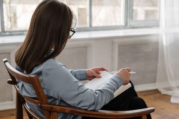 Ποια είναι η συνεισφορά του ψυχοθεραπευτή στην αποτελεσματικότητα της θεραπείας;