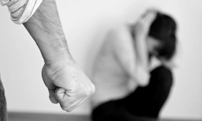 γυναίκα που προσπαθεί να προστατευτεί από μια επίθεση ενός άντρα