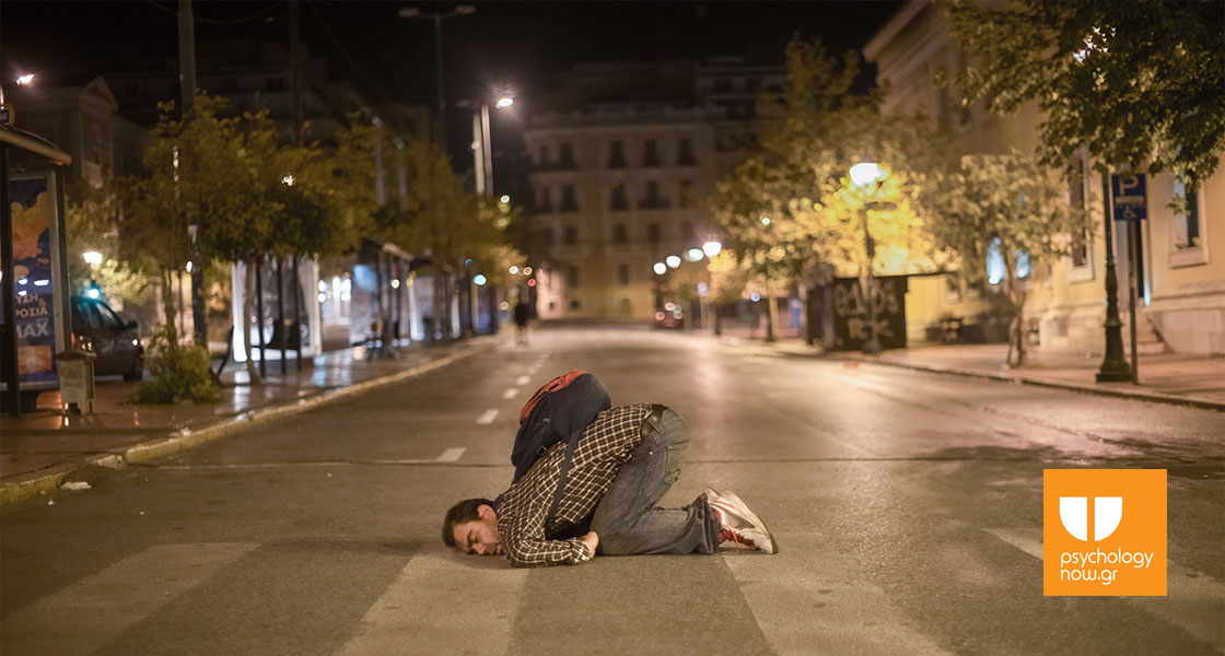 άνδρας έχει ξαπλώσει στη μέση μιας διάβασης πεζών