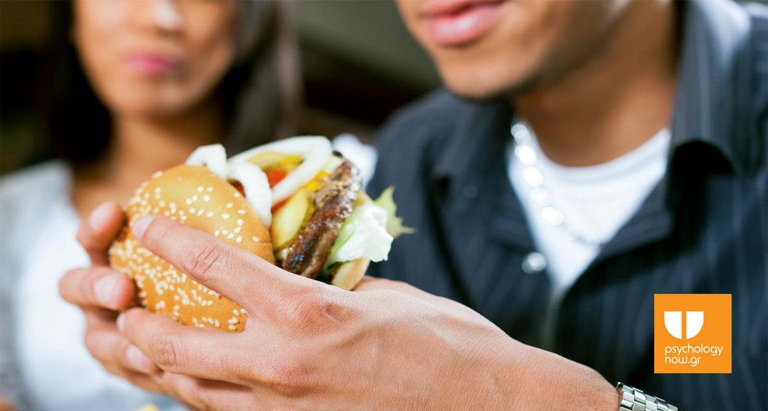 άντρας ετοιμάζεται να φάει ένα burger