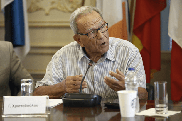 ο καθηγητής Γιώργος Χριστοδούλου σε ομιλία του