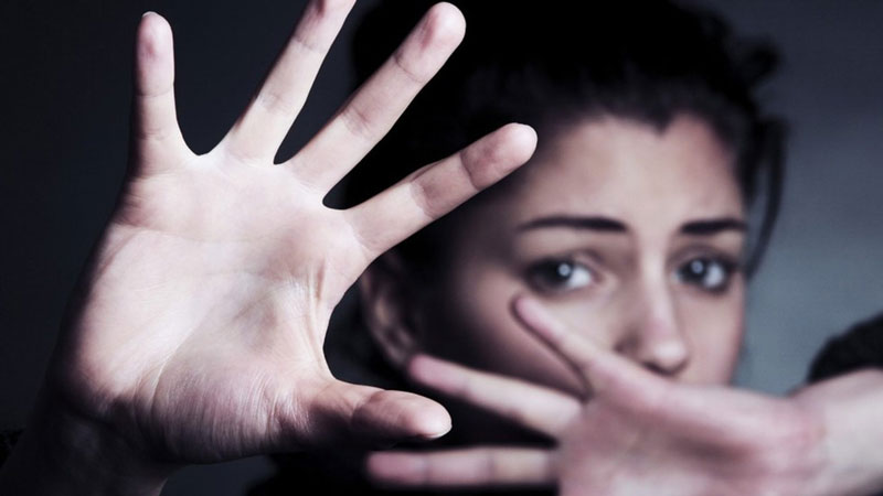 κοπέλα σηκώνει τα χέρια της ψηλά για να αμυνθεί σε βία