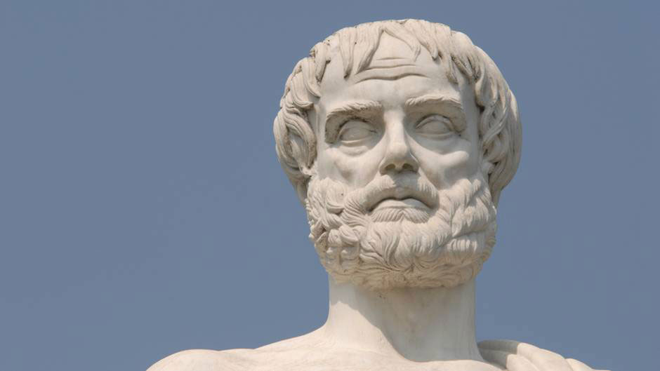εικόνα του αγάλματος του Αριστοτέλη που έχει μιλήσει για τέσσερα είδη ευτυχίας
